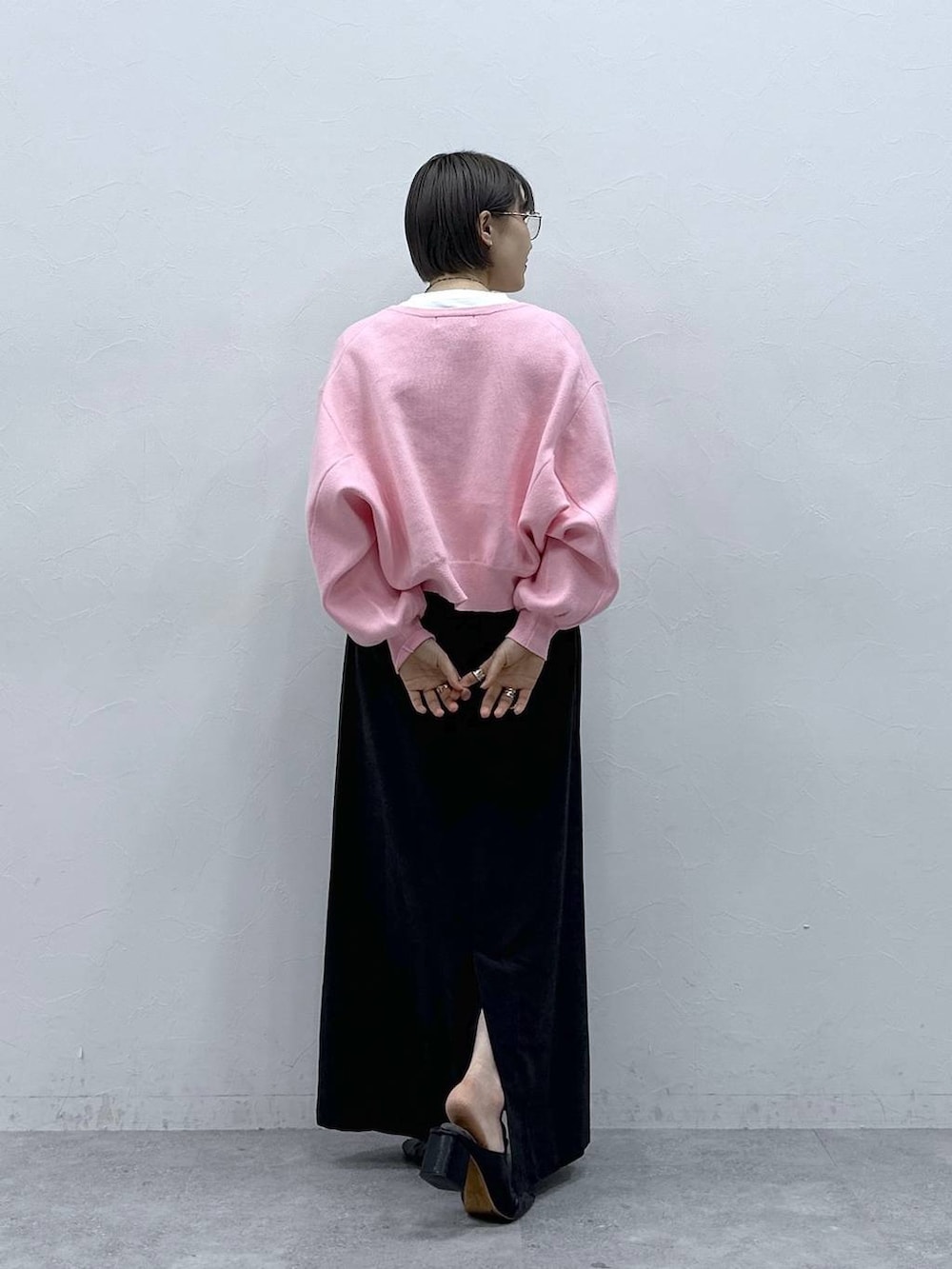 ピンク系のカーディガン/ボレロ、ブラック系のボディバッグ/ウエストポーチ、ブラック系のスカートを着用したレディースの春コーディネートの6枚目の写真