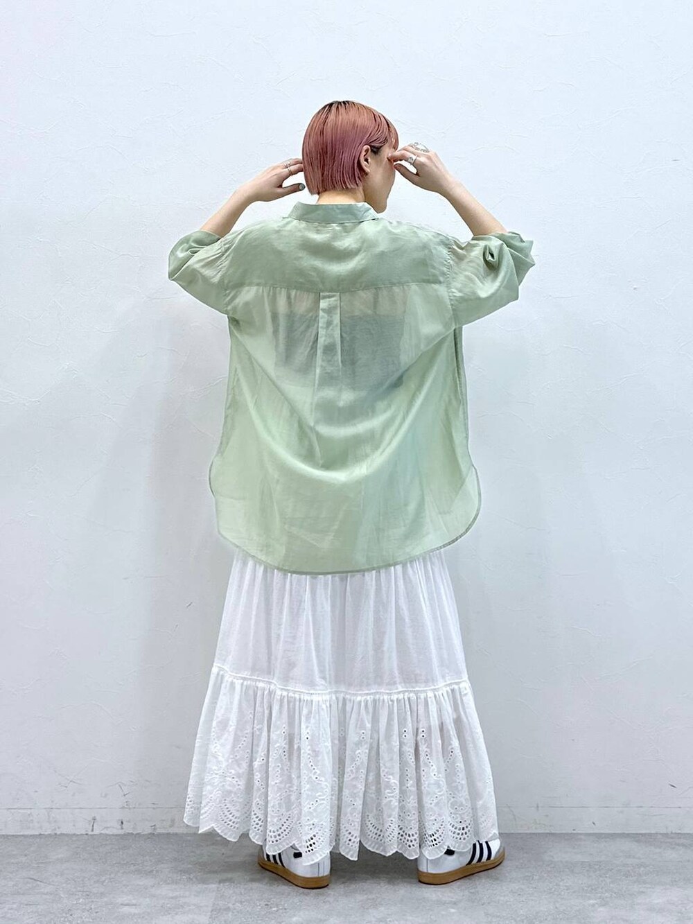 ホワイト系のスカート、グリーン系のシャツ/ブラウスを着用したレディースの春コーディネートの6枚目の写真