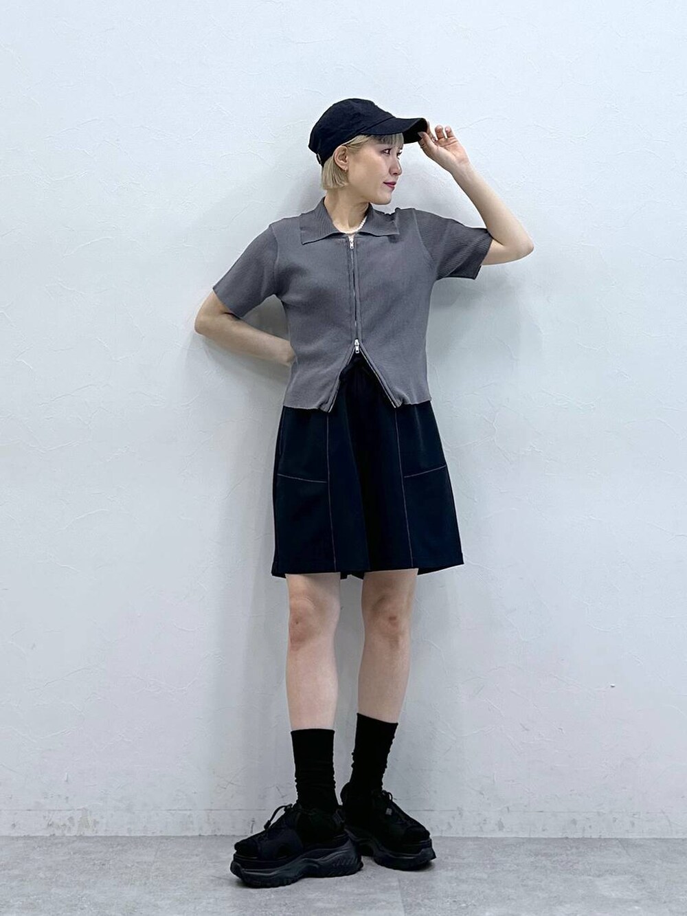 「RAGEBLUEの＜セットアップ対応＞TRステッチショートパンツ/ハーフパンツ（スラックス、ブルー系）」を使った、たけおさん（レディース・157cm）の夏コーディネートの2枚目の写真