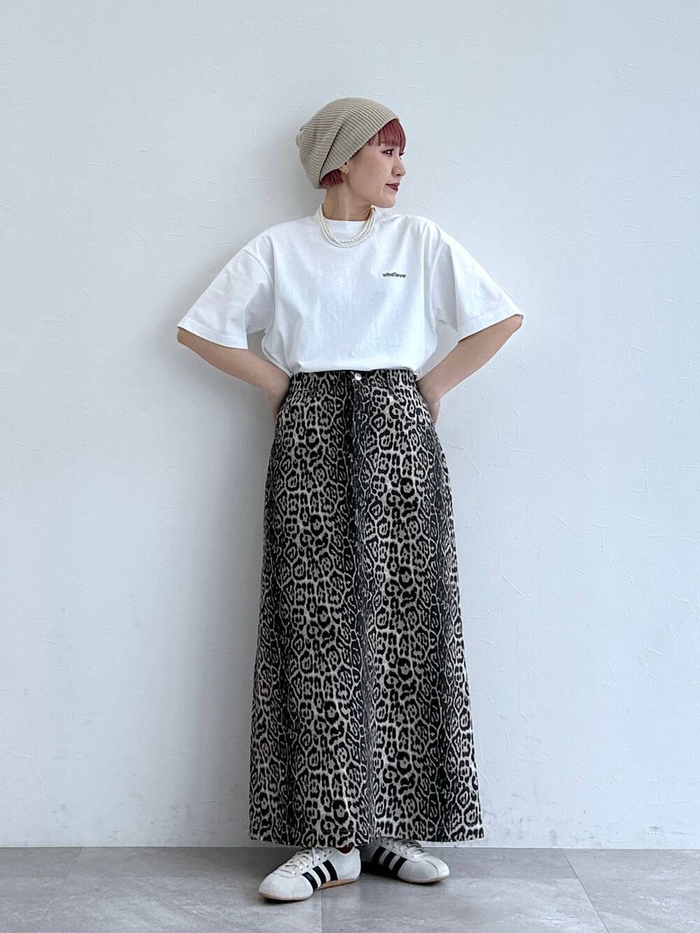 ホワイト系のスニーカー、その他のスカート、ホワイト系のTシャツ/カットソーを着用したレディースの春コーディネートの2枚目の写真