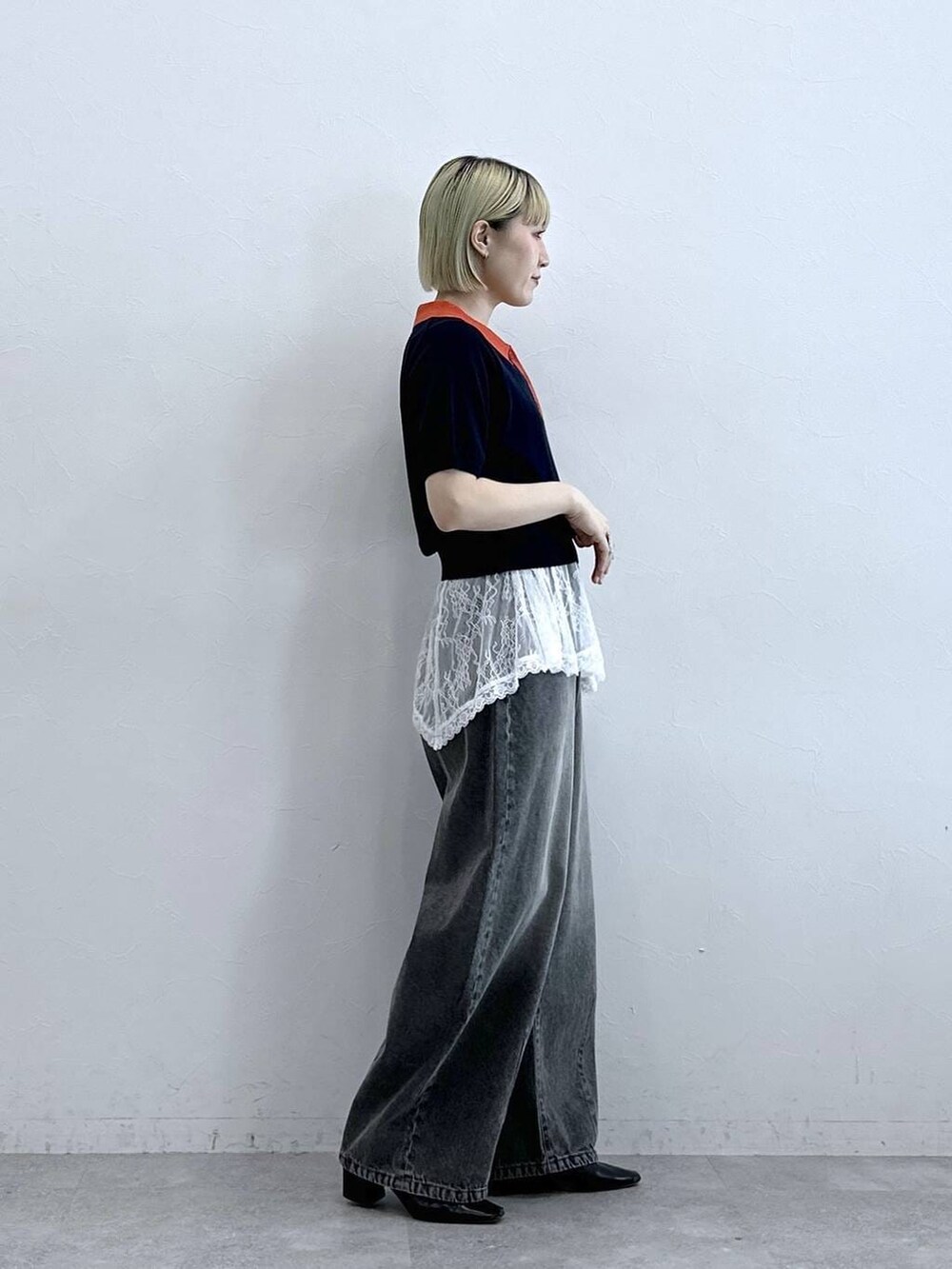 グレー系のデニムパンツ、ブルー系のポロシャツ、ホワイト系のTシャツ/カットソーを着用したレディースの夏コーディネートの4枚目の写真