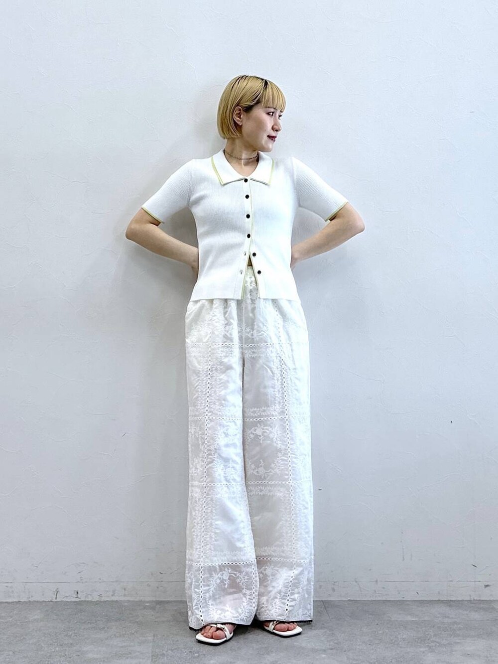 ホワイト系のその他パンツ、ホワイト系のサンダル、ホワイト系のカーディガン/ボレロを着用したレディースの春コーディネートの2枚目の写真