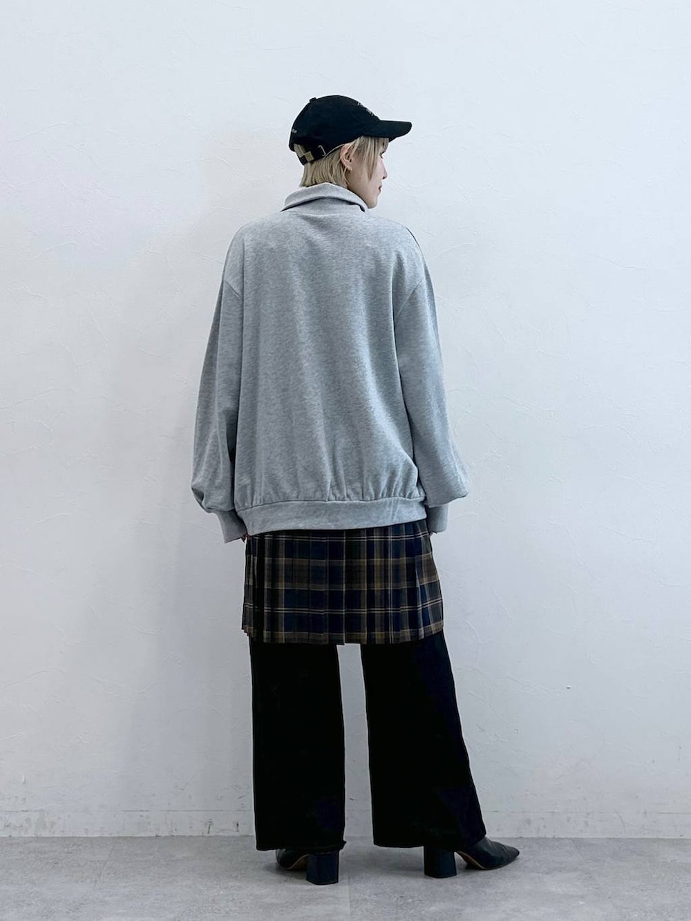 ブラック系のデニムパンツ、グレー系のスウェット、ブラウン系のスカートを着用したレディースの秋コーディネートの5枚目の写真