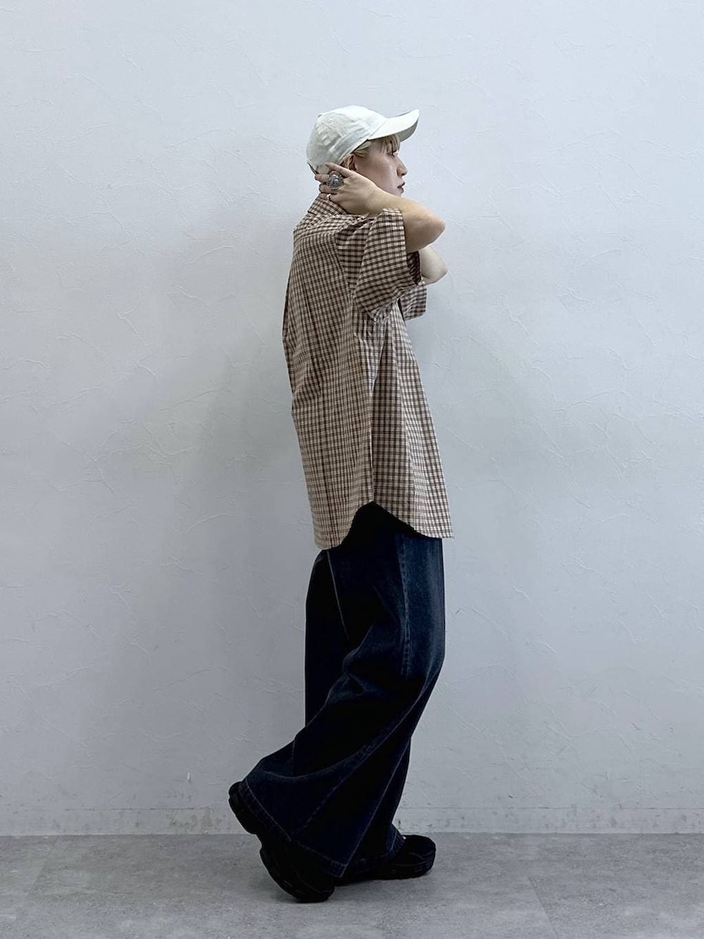ベージュ系のその他パンツ、ベージュ系のシャツ/ブラウス、ホワイト系のキャップを着用したレディースの春コーディネートの4枚目の写真