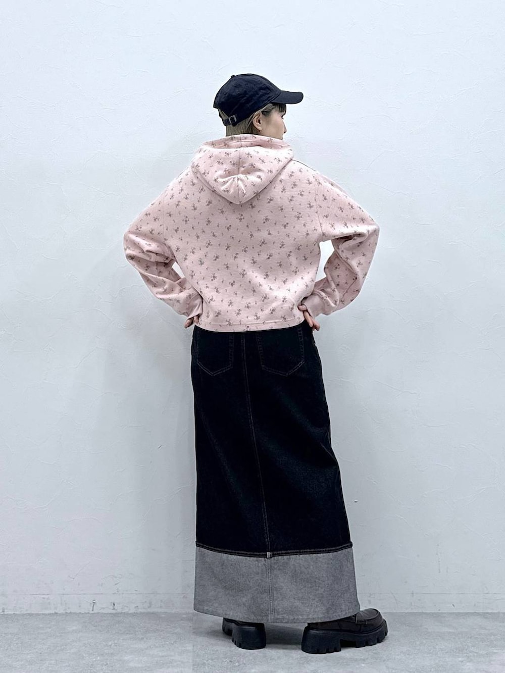 ブラック系のローファー、ピンク系のパーカー、ブラック系のデニムスカートを着用したレディースの冬コーディネートの6枚目の写真