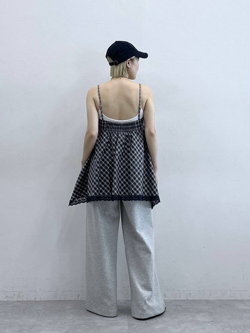 グレー系のスウェットパンツ、ブルー系のキャミソール、ホワイト系のブラジャーを着用したレディースの夏コーディネートの5枚目の写真