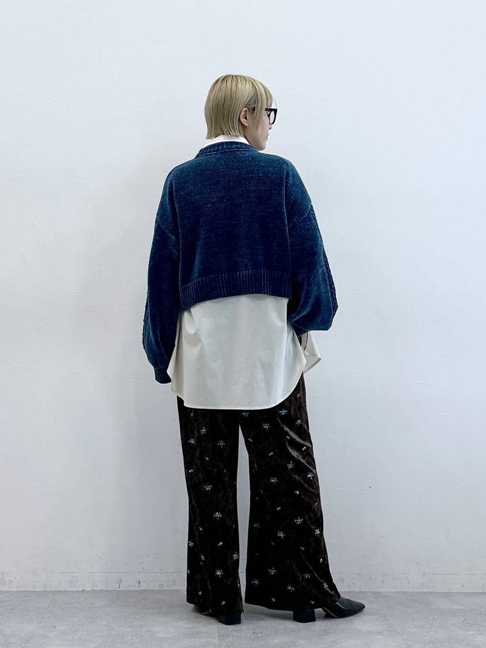 ブルー系のニット/セーター、ブラウン系のスウェットパンツ、ホワイト系のシャツ/ブラウスを着用したレディースの秋コーディネートの5枚目の写真