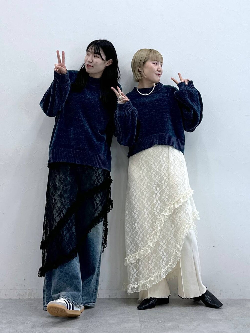 ブルー系のニット/セーター、ブルー系のデニムパンツ、ブルー系のTシャツ/カットソーを着用したレディースの夏コーディネートの7枚目の写真