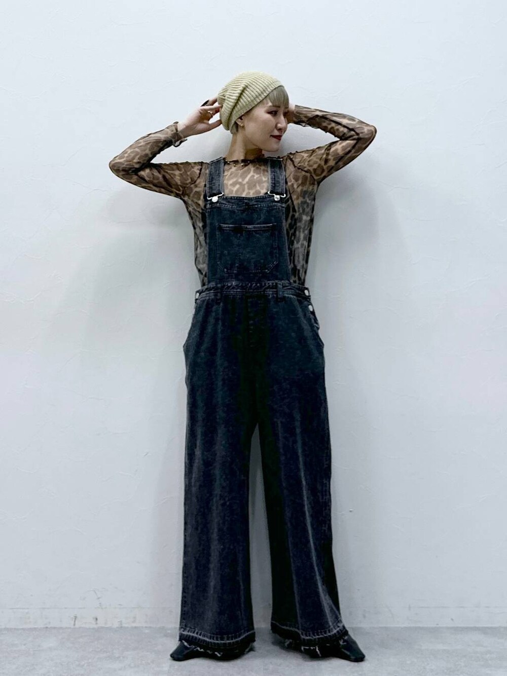 その他のTシャツ/カットソー、ブラック系のサロペット/オーバーオール、ベージュ系のハンチング/ベレー帽を着用したレディースの秋コーディネートの3枚目の写真