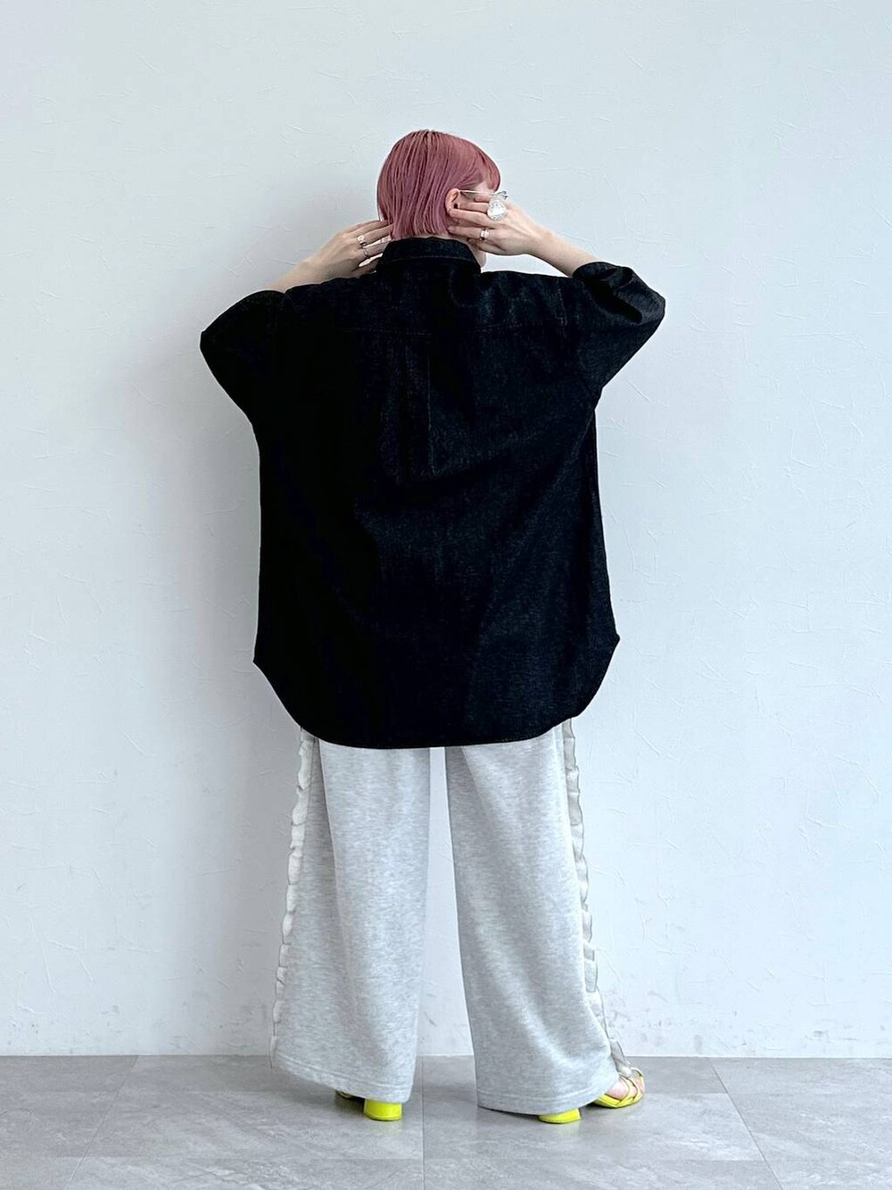 「RAGEBLUEのオーバーサイズ/Wジップデニムルーズシャツ（シャツ/ブラウス、ブラック系）」を使った、たけおさん（レディース・157cm）の春コーディネートの7枚目の写真