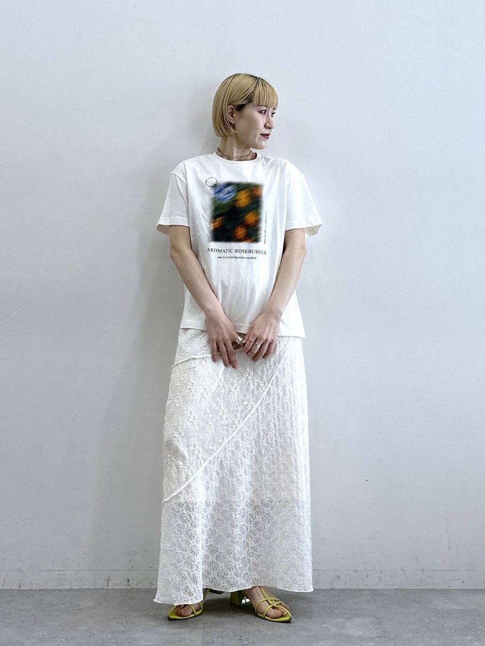 ホワイト系のTシャツ/カットソー、ホワイト系のスカートを着用したレディースの春コーディネートの2枚目の写真
