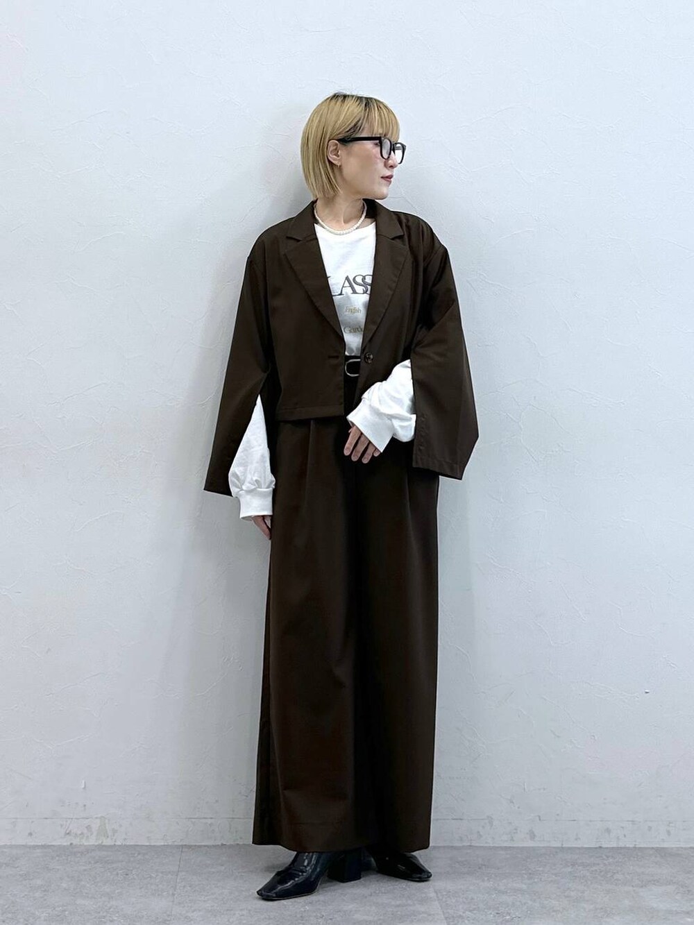 その他のベルト、グレー系のメガネを着用したレディースの夏コーディネートの5枚目の写真