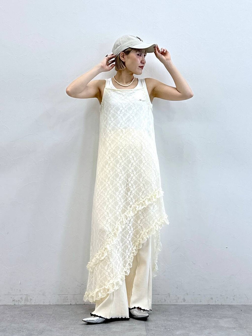 ホワイト系のタンクトップ、ホワイト系のスウェットパンツ、ホワイト系のワンピースを着用したレディースの夏コーディネートの3枚目の写真