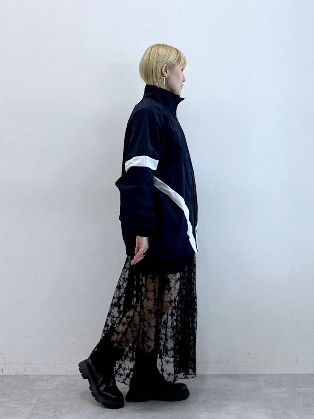 ブラック系のワンピース、ブルー系のブルゾンを着用したレディースの夏コーディネートの4枚目の写真