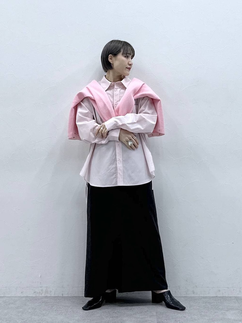 ピンク系のカーディガン/ボレロ、ブラック系のスカート、ピンク系のシャツ/ブラウスを着用したレディースの春コーディネートの4枚目の写真