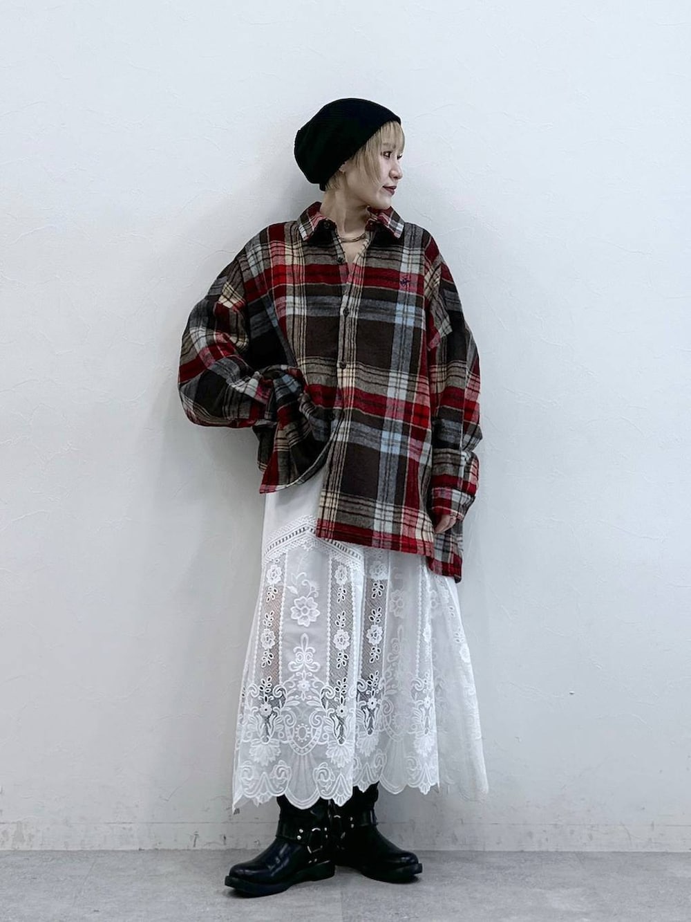 ブラウン系のシャツ/ブラウス、ブラック系のブーツ、ホワイト系のスカートを着用したレディースの秋コーディネートの2枚目の写真