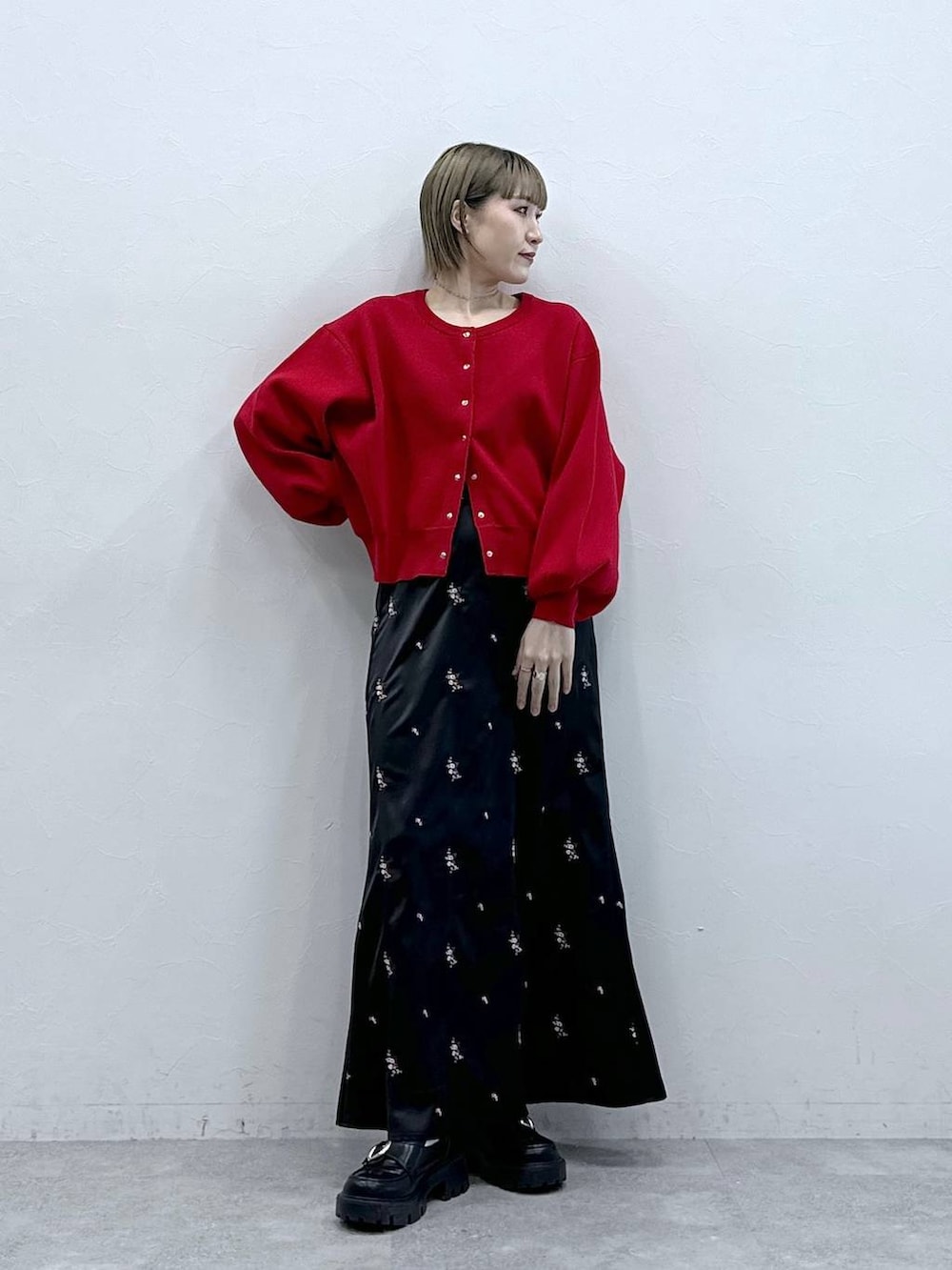 その他のローファー、レッド系のカーディガン/ボレロ、ブラック系のスカートを着用したレディースの冬コーディネートの2枚目の写真