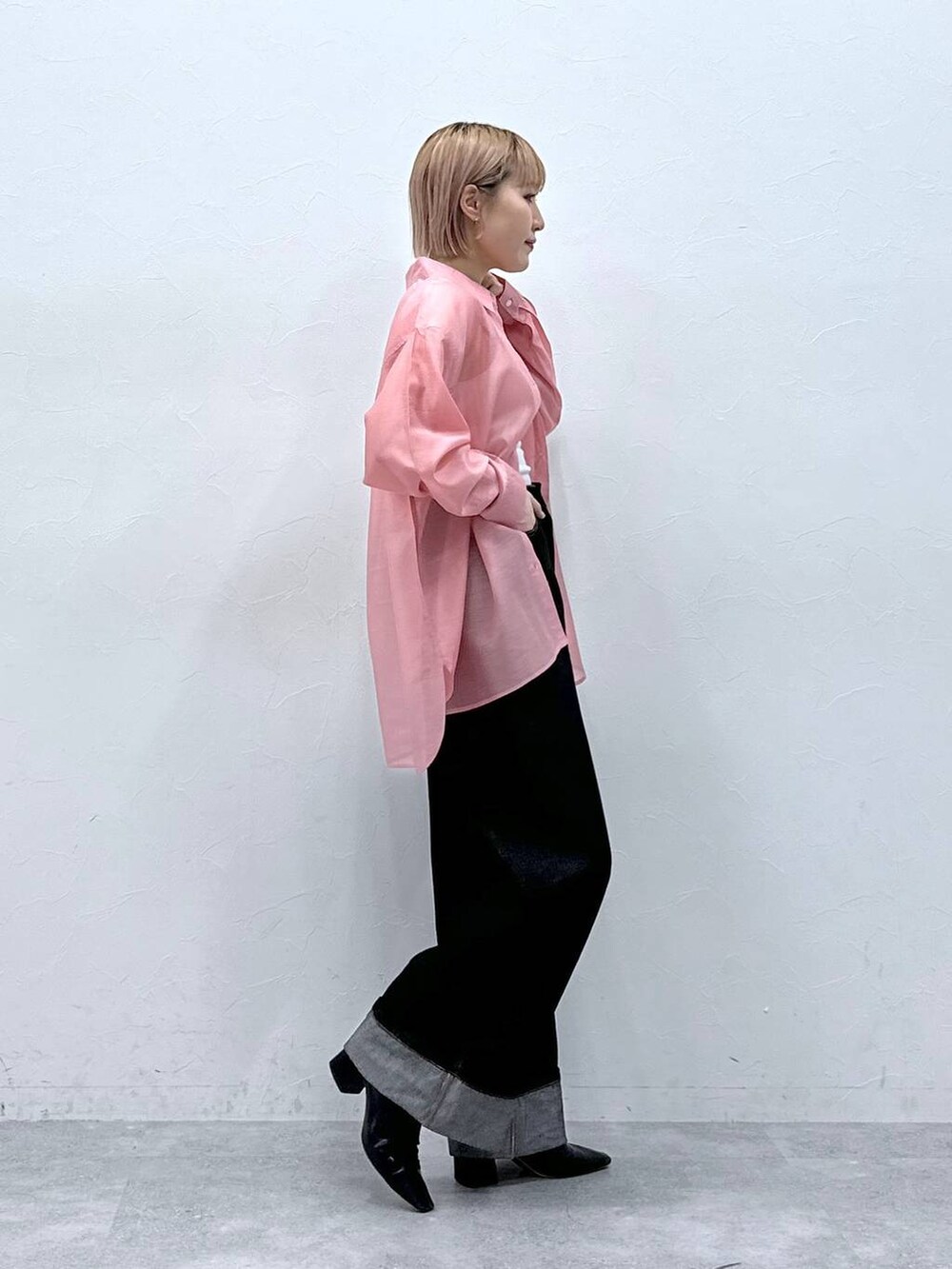 ブラック系のデニムパンツ、ピンク系のシャツ/ブラウスを着用したレディースの春コーディネートの4枚目の写真