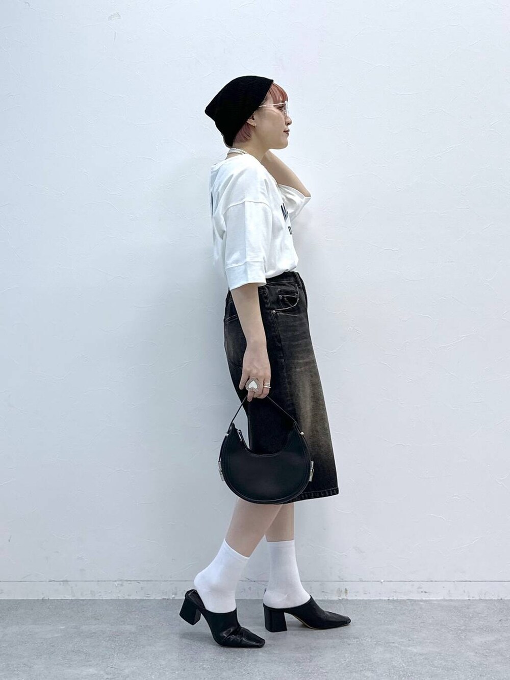 ブラック系のデニムパンツ、ホワイト系のTシャツ/カットソーを着用したレディースの春コーディネートの4枚目の写真