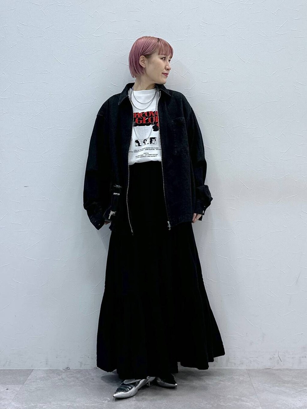 ブラック系のスカート、シルバー系のパンプス、ブラック系のシャツ/ブラウスを着用したレディースの冬コーディネートの6枚目の写真