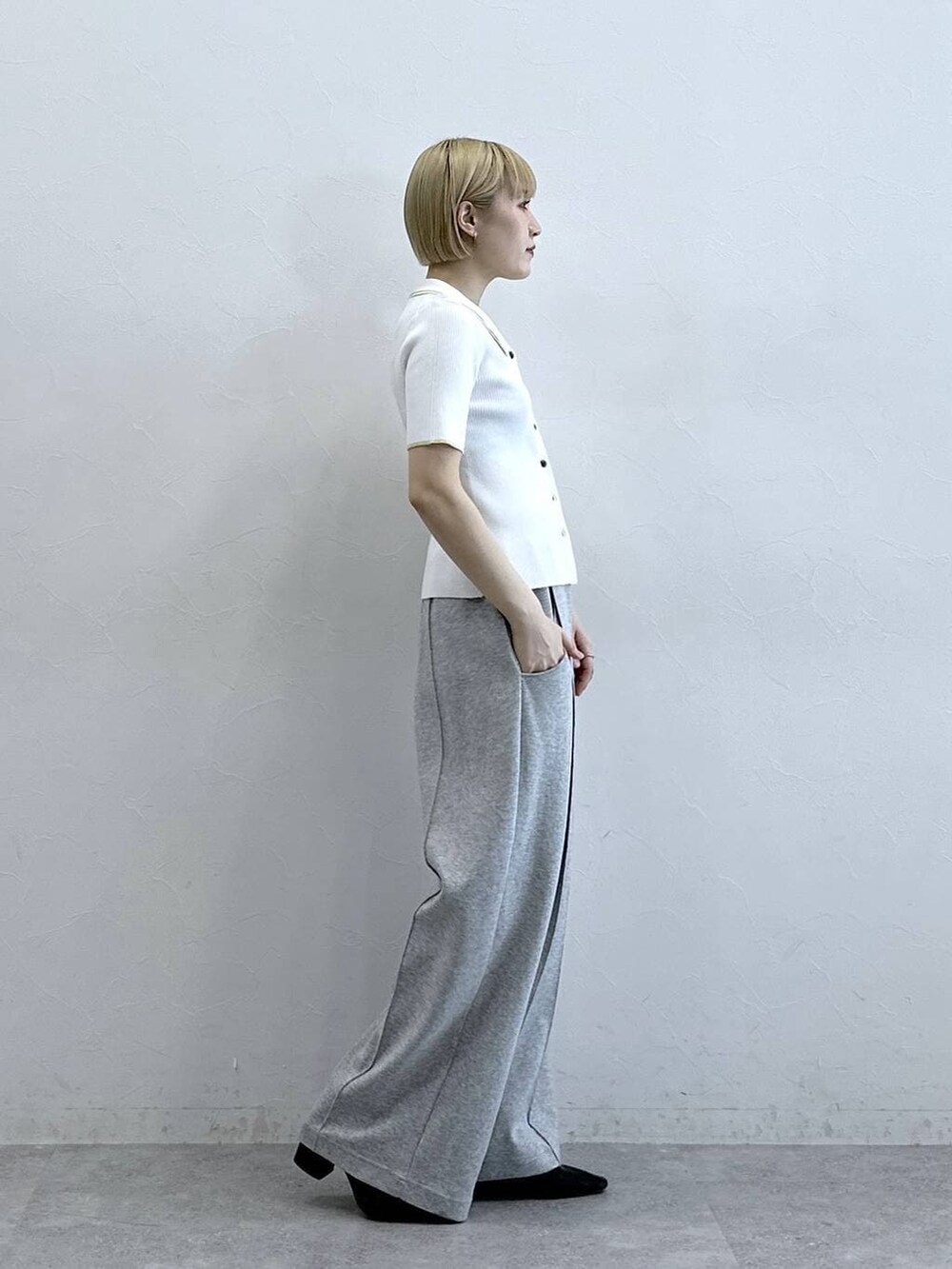 グレー系のスウェットパンツ、ホワイト系のカーディガン/ボレロを着用したレディースの春コーディネートの4枚目の写真