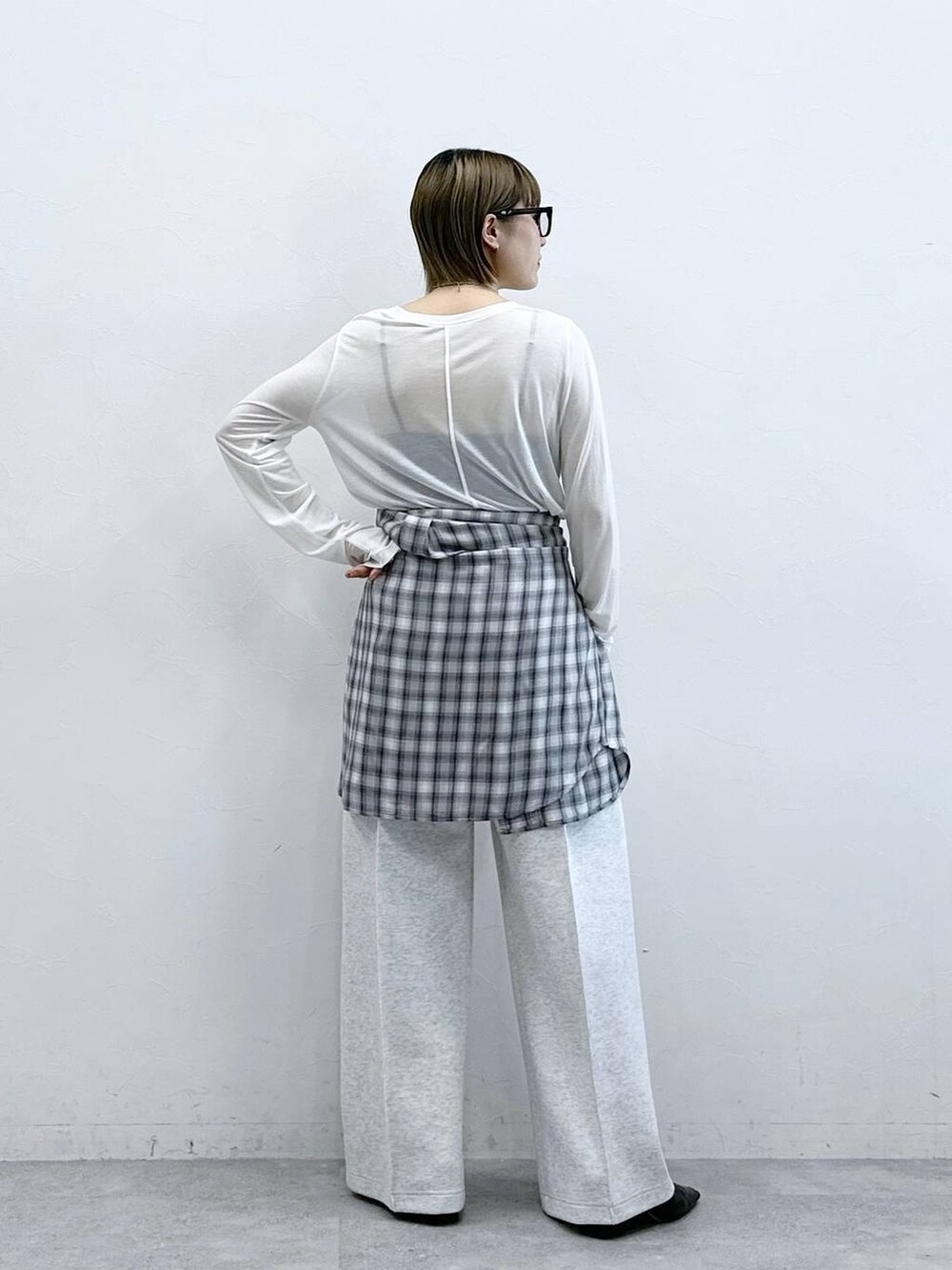 ホワイト系のスウェットパンツ、ブラック系のシャツ/ブラウス、ホワイト系のTシャツ/カットソーを着用したレディースの冬コーディネートの7枚目の写真