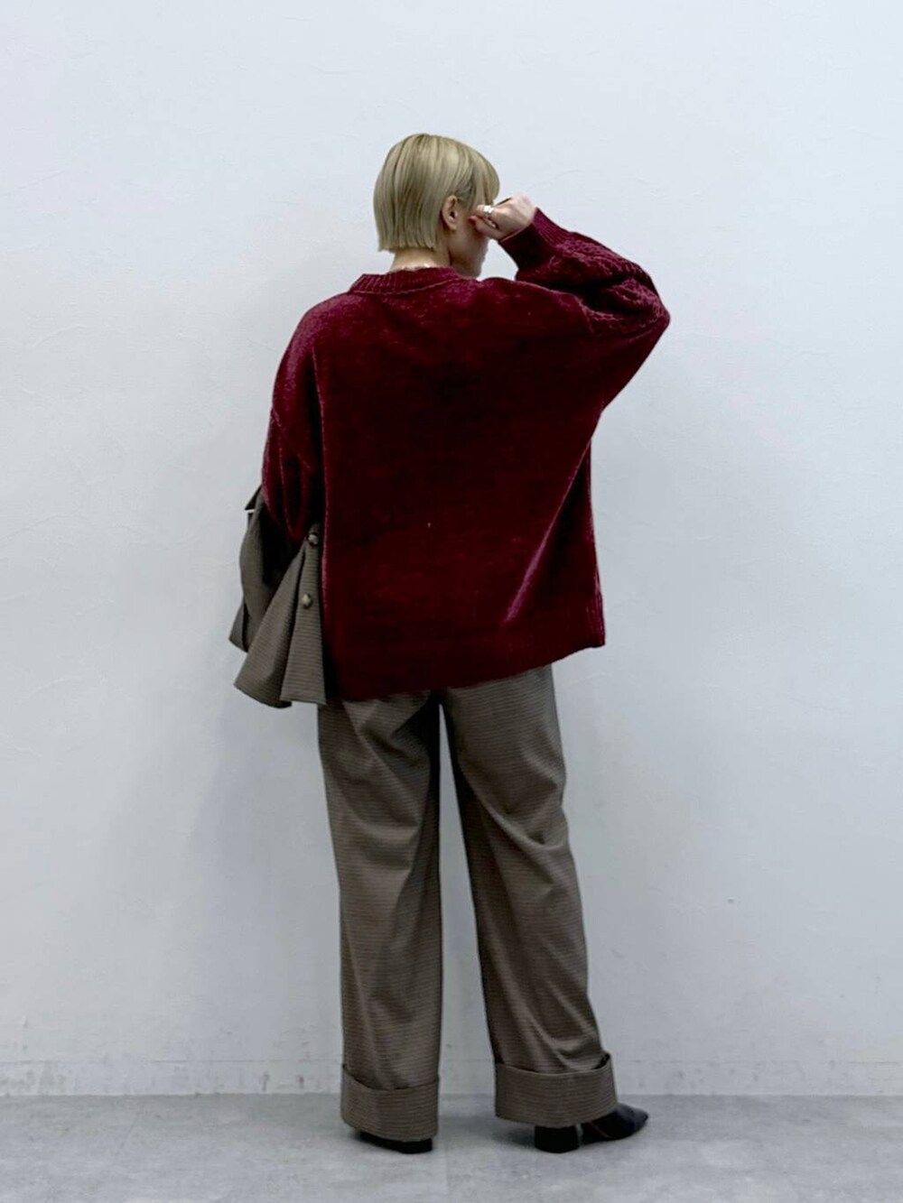 レッド系のTシャツ/カットソー、ブラウン系のスラックス、ブラウン系のテーラードジャケットを着用したレディースの秋コーディネートの7枚目の写真