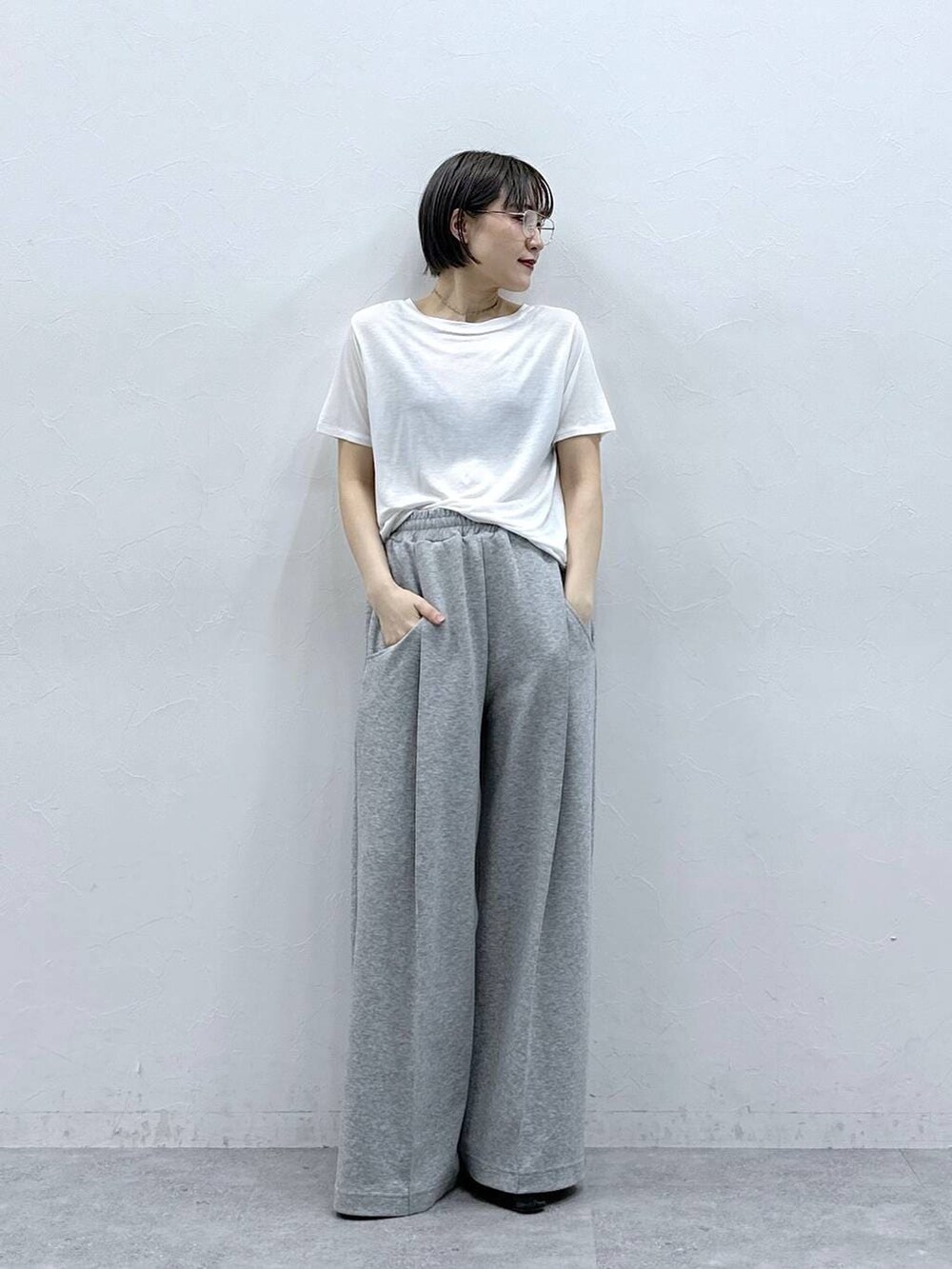 グレー系のスウェットパンツ、ホワイト系のTシャツ/カットソーを着用したレディースの春コーディネートの3枚目の写真