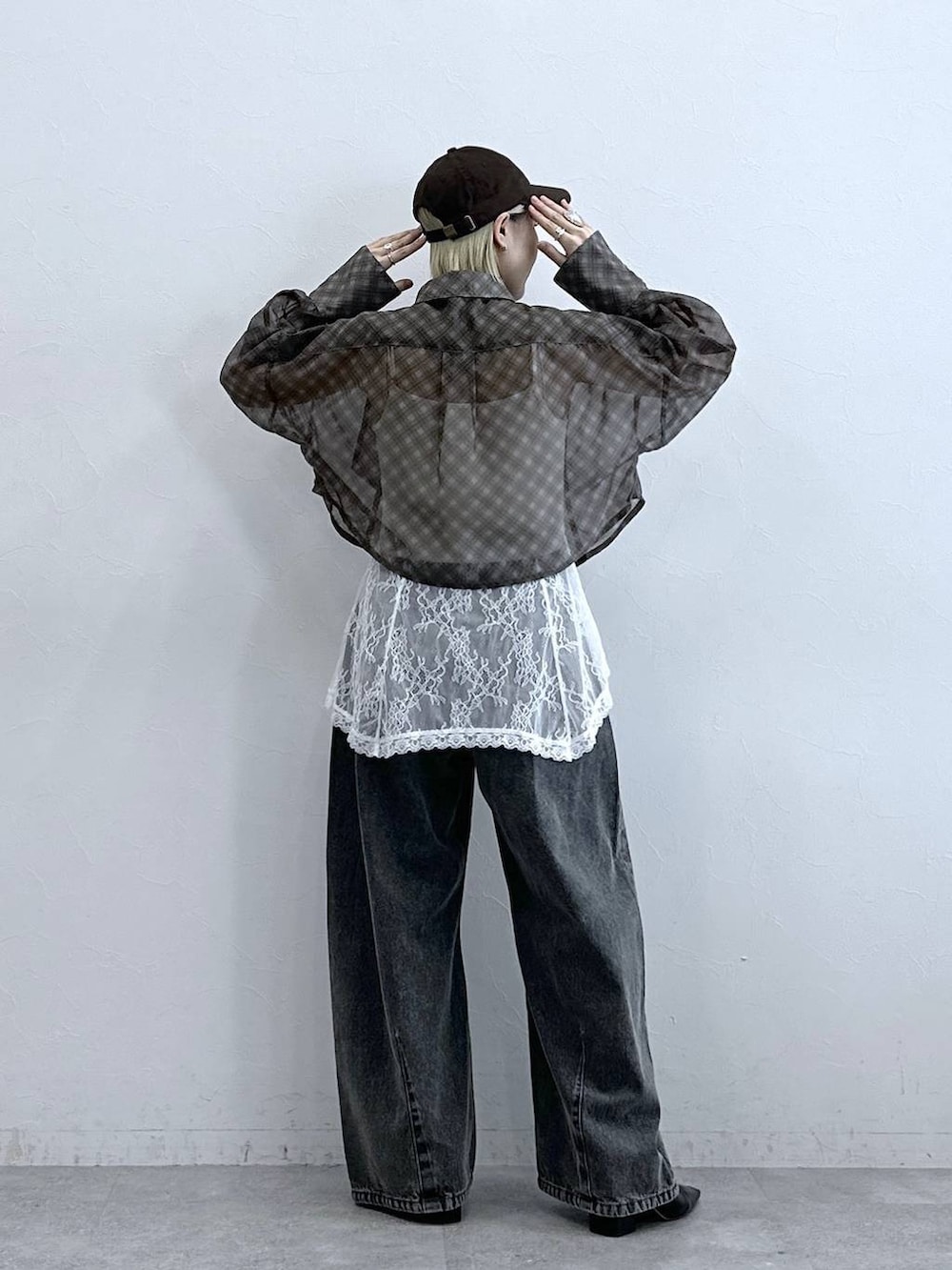 ブラウン系のシャツ/ブラウス、グレー系のデニムパンツ、ホワイト系のTシャツ/カットソーを着用したレディースの夏コーディネートの5枚目の写真