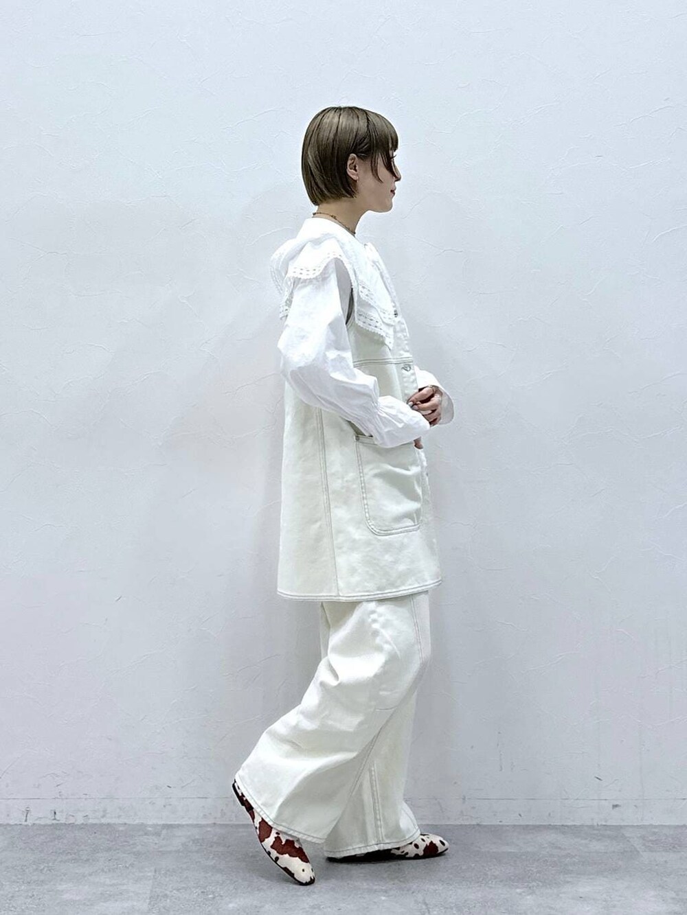 ホワイト系のシャツ/ブラウス、ブラウン系のパンプス、ホワイト系のワンピースを着用したレディースの冬コーディネートの4枚目の写真