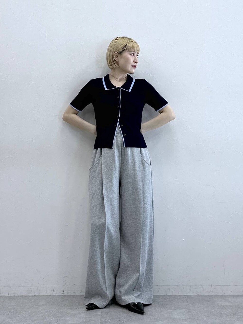 グレー系のスウェットパンツ、ブルー系のカーディガン/ボレロを着用したレディースの春コーディネートの3枚目の写真