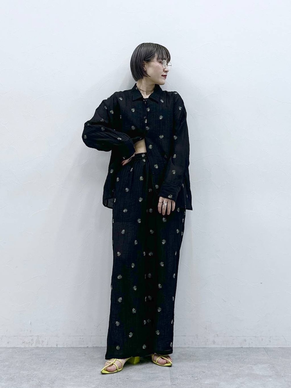 ブラック系のシャツ/ブラウス、ブラック系のスラックスを着用したレディースの春コーディネートの2枚目の写真