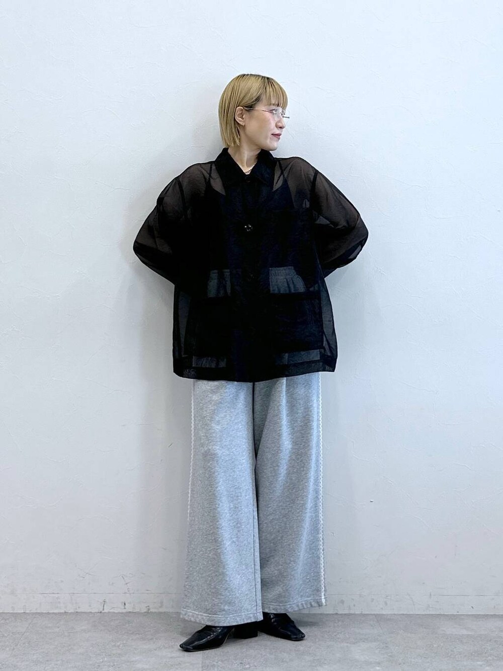 グレー系のスウェットパンツ、ブラック系のシャツ/ブラウスを着用したレディースの夏コーディネートの3枚目の写真