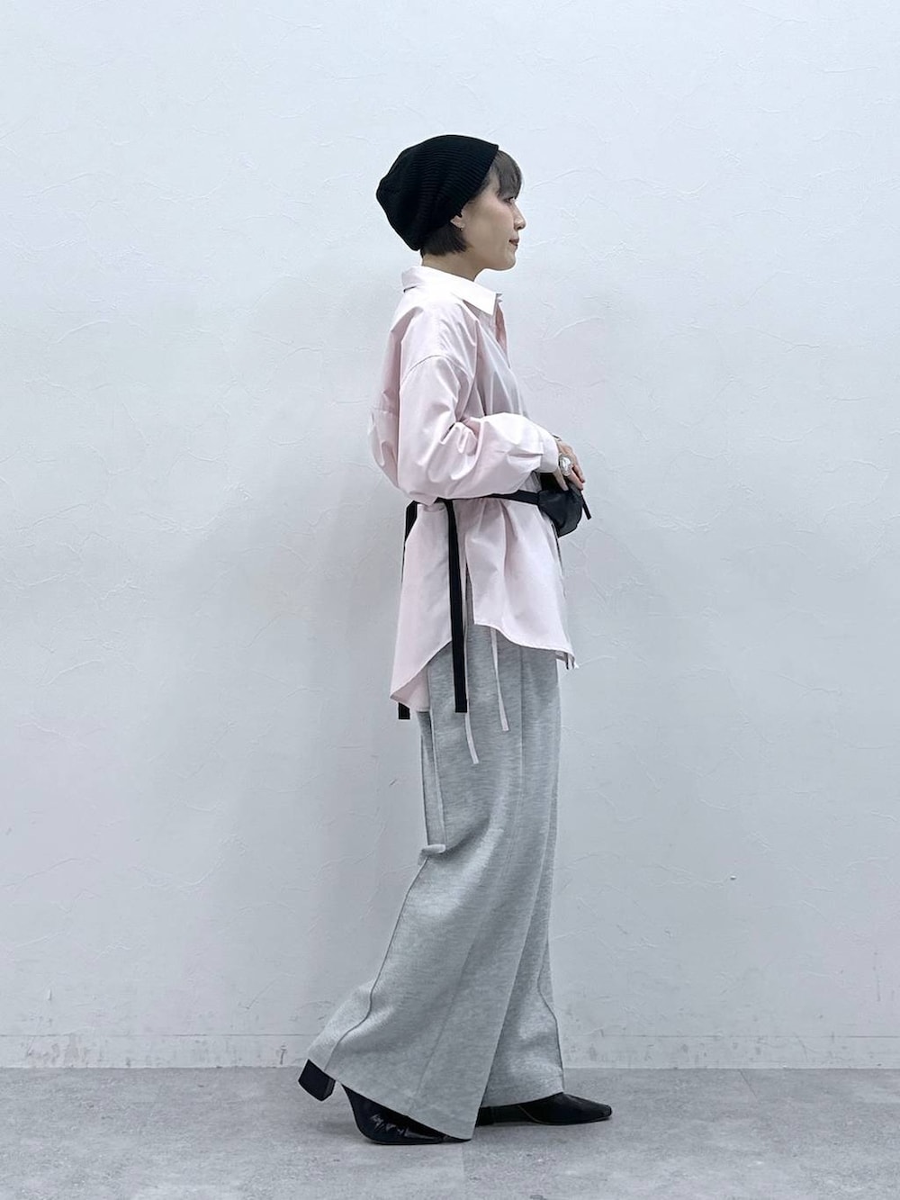 ブラック系のボディバッグ/ウエストポーチ、ピンク系のシャツ/ブラウス、グレー系のスウェットパンツを着用したレディースの春コーディネートの6枚目の写真