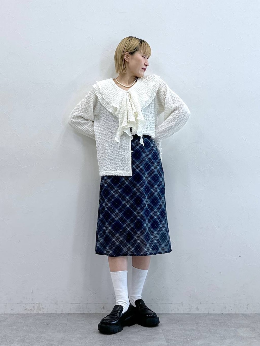 ブラック系のローファー、ブルー系のスカート、ホワイト系のシャツ/ブラウスを着用したレディースの夏コーディネートの3枚目の写真