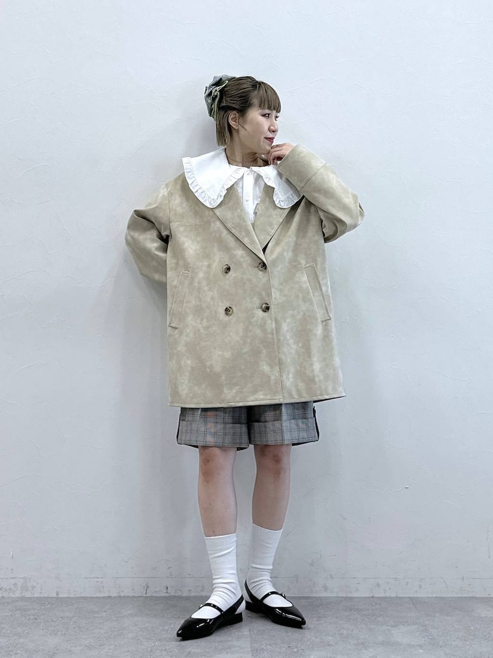 ホワイト系のシャツ/ブラウス、ブラック系のパンプス、ベージュ系のスラックスを着用したレディースの冬コーディネートの3枚目の写真