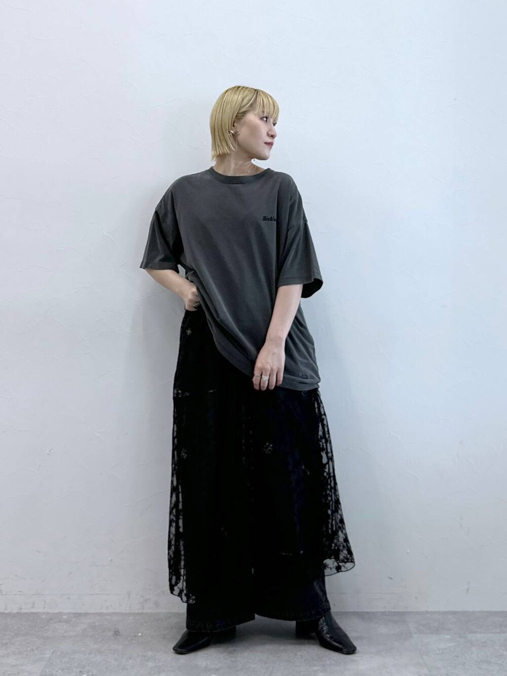 その他のデニムパンツ、ブラック系のTシャツ/カットソー、ブラック系のワンピースを着用したレディースの夏コーディネートの2枚目の写真