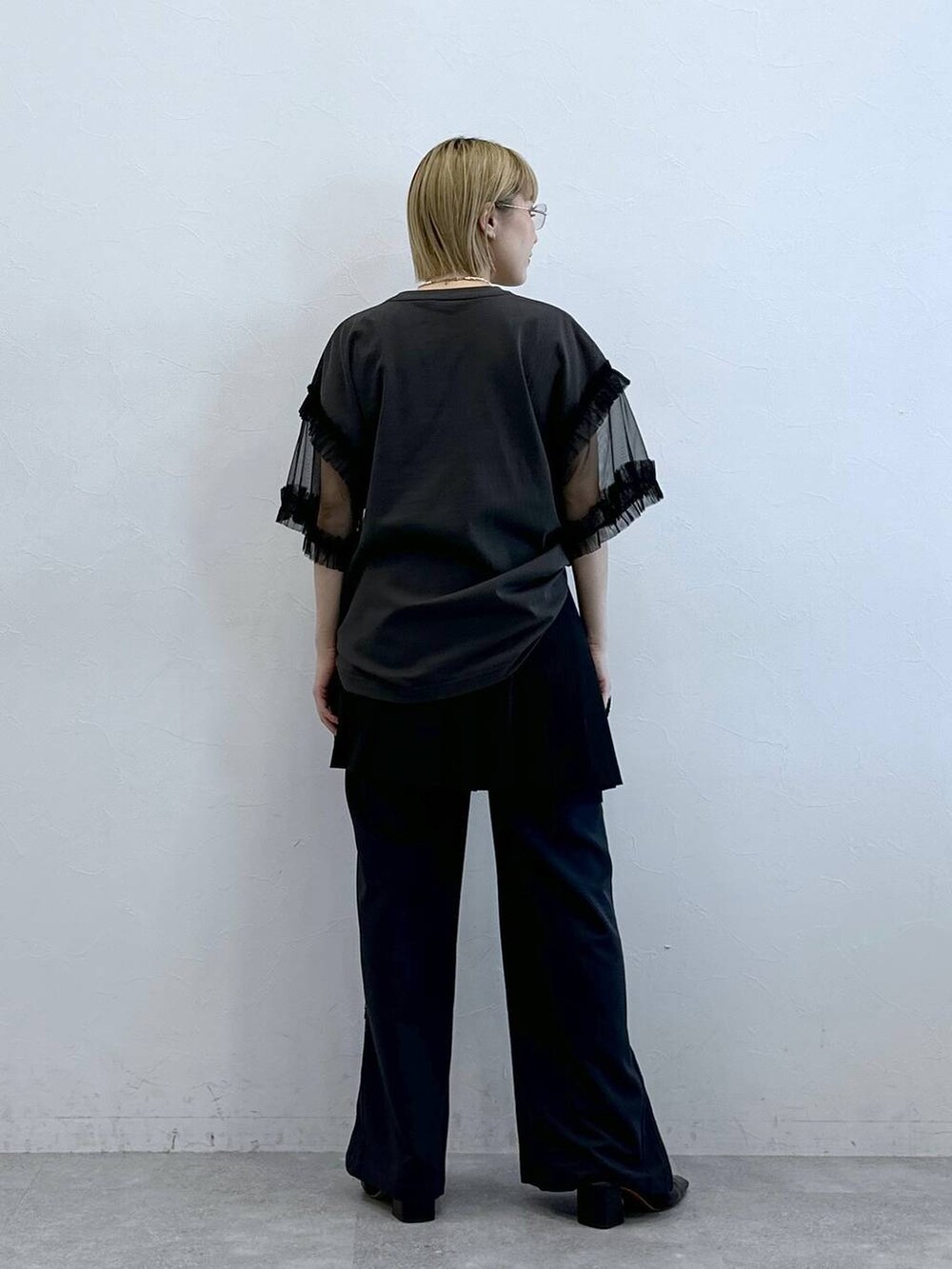 グレー系のTシャツ/カットソー、その他のスラックス、ブラック系のスカートを着用したレディースの夏コーディネートの7枚目の写真