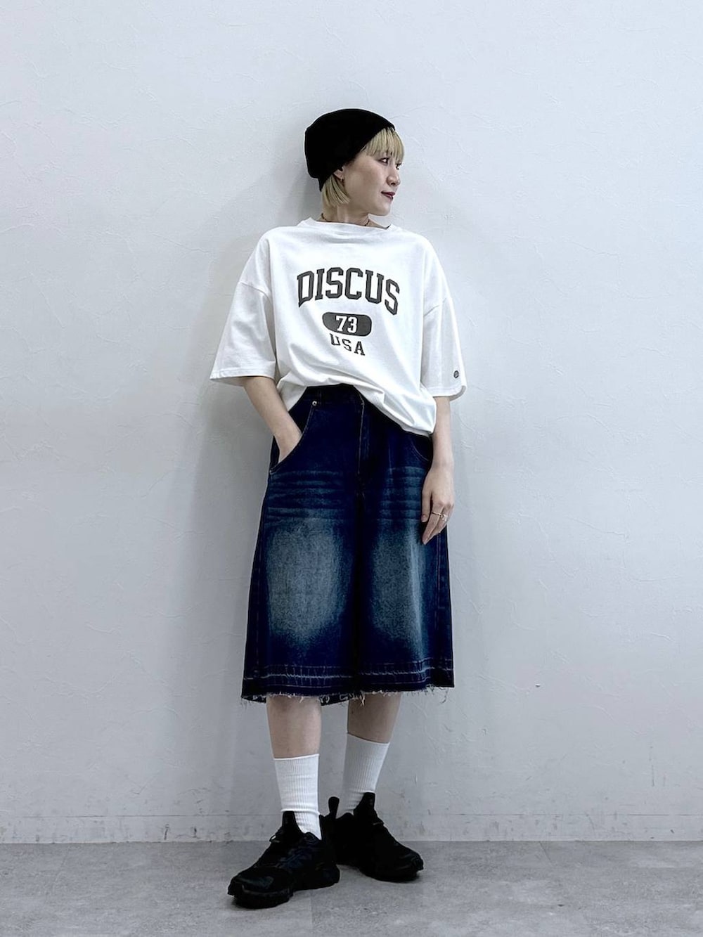 ブルー系のデニムパンツ、ホワイト系のTシャツ/カットソー、ブラック系のニットキャップ/ビーニーを着用したレディースの夏コーディネートの3枚目の写真