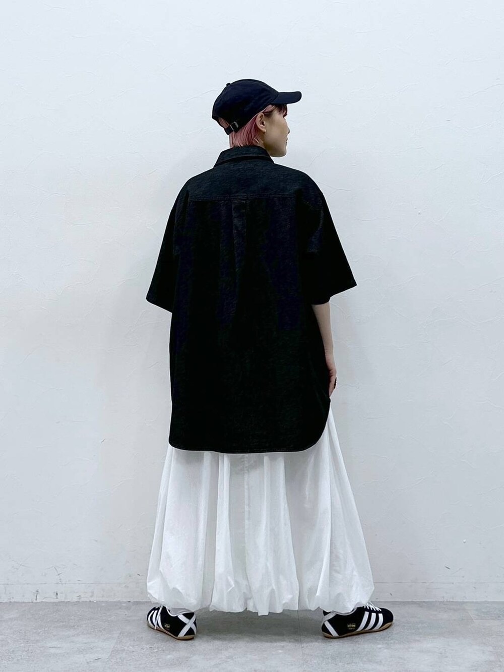 ブラック系のシャツ/ブラウス、ホワイト系のスカートを着用したレディースの春コーディネートの5枚目の写真