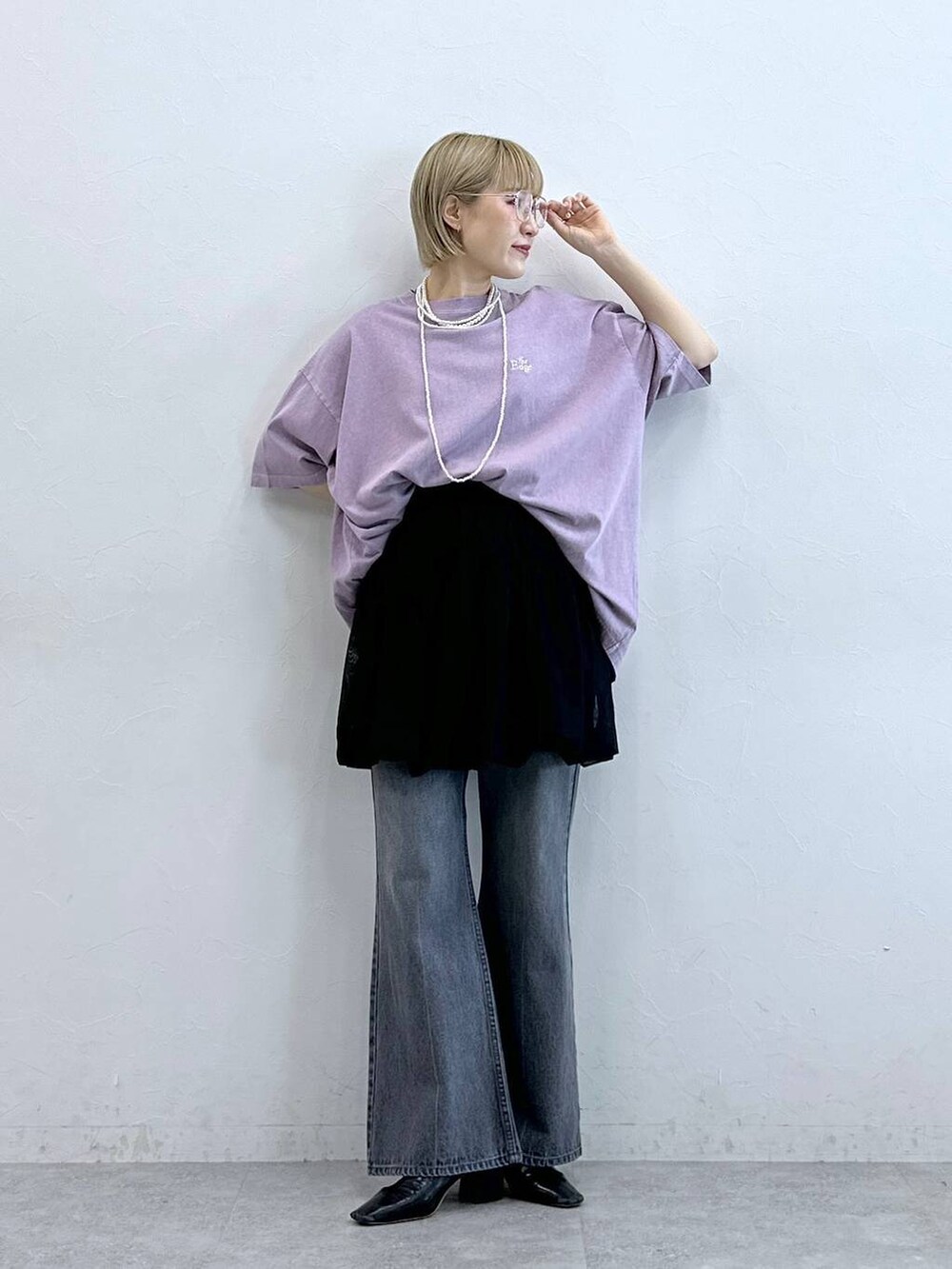 ピンク系のTシャツ/カットソー、グレー系のデニムパンツ、ブラック系のスカートを着用したレディースの夏コーディネートの4枚目の写真