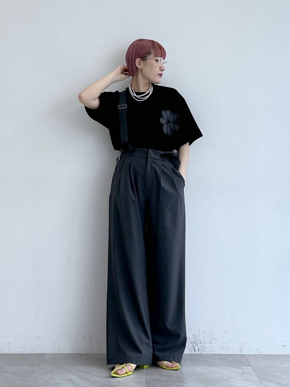 グレー系のスラックス、ブラック系のTシャツ/カットソーを着用したレディースの春コーディネートの4枚目の写真