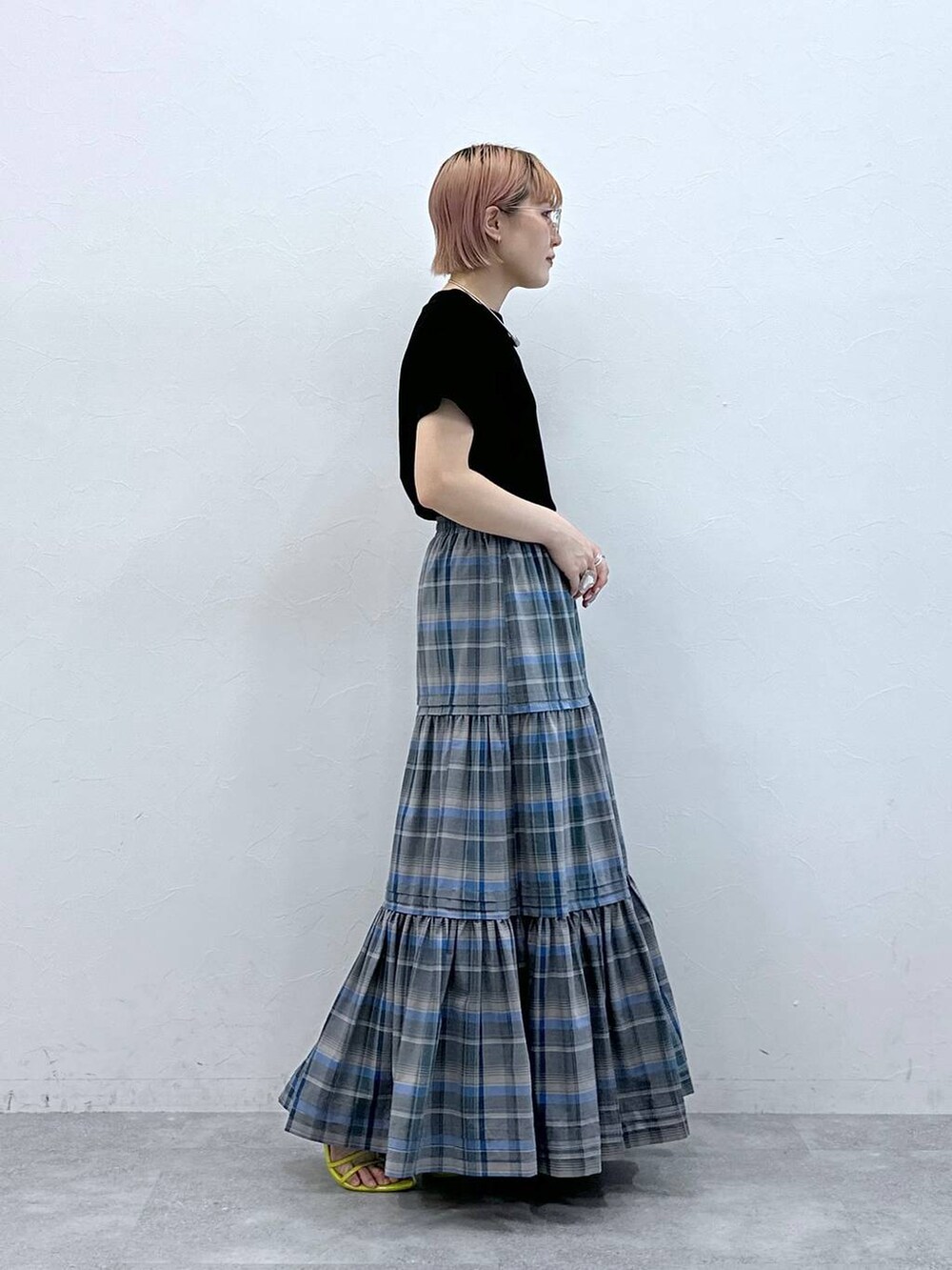 ブラック系のTシャツ/カットソー、シルバー系のネックレス、ブラック系のメガネを着用したレディースの春コーディネートの6枚目の写真