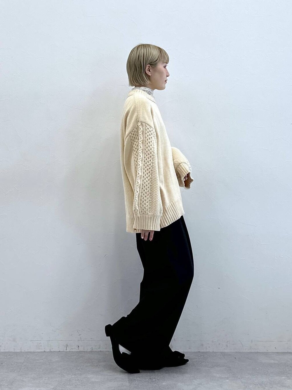 ホワイト系のTシャツ/カットソー、ブラック系のスラックス、ホワイト系のTシャツ/カットソーを着用したレディースの秋コーディネートの4枚目の写真