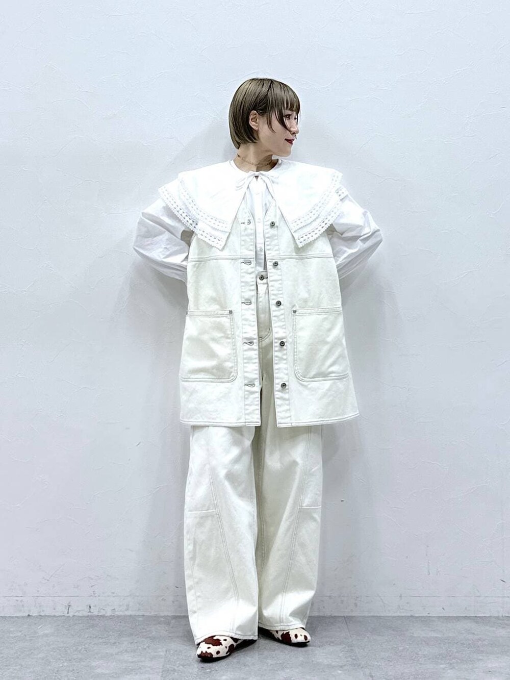 ホワイト系のシャツ/ブラウス、ブラウン系のパンプス、ホワイト系のワンピースを着用したレディースの冬コーディネートの2枚目の写真