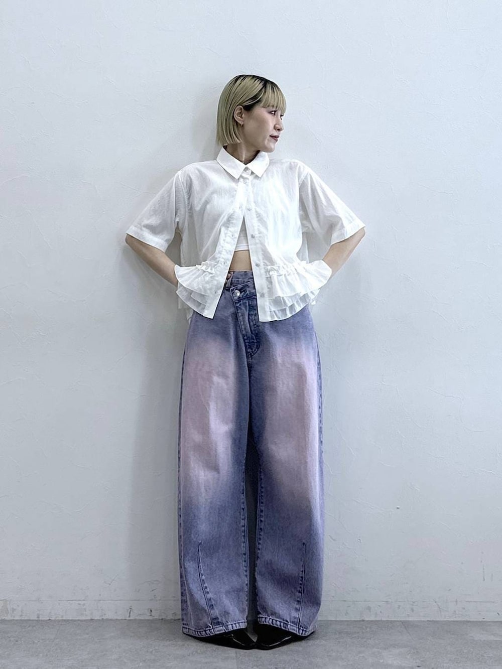 ピンク系のデニムパンツ、ホワイト系のシャツ/ブラウスを着用したレディースの夏コーディネートの2枚目の写真
