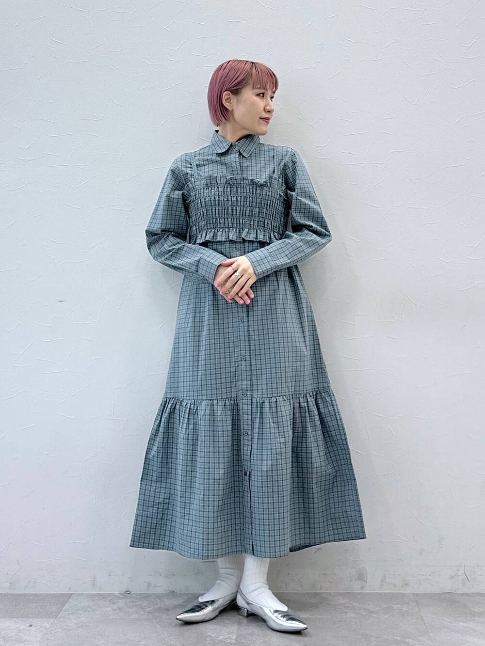 ブルー系のシャツワンピースを着用したレディースの冬コーディネートの2枚目の写真