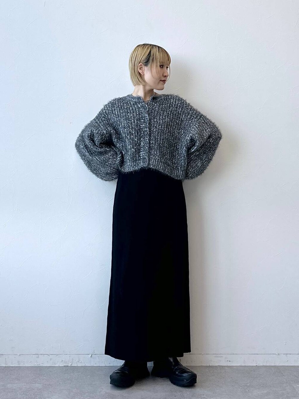 ブラック系のニット/セーターを着用したレディースの秋コーディネートの3枚目の写真