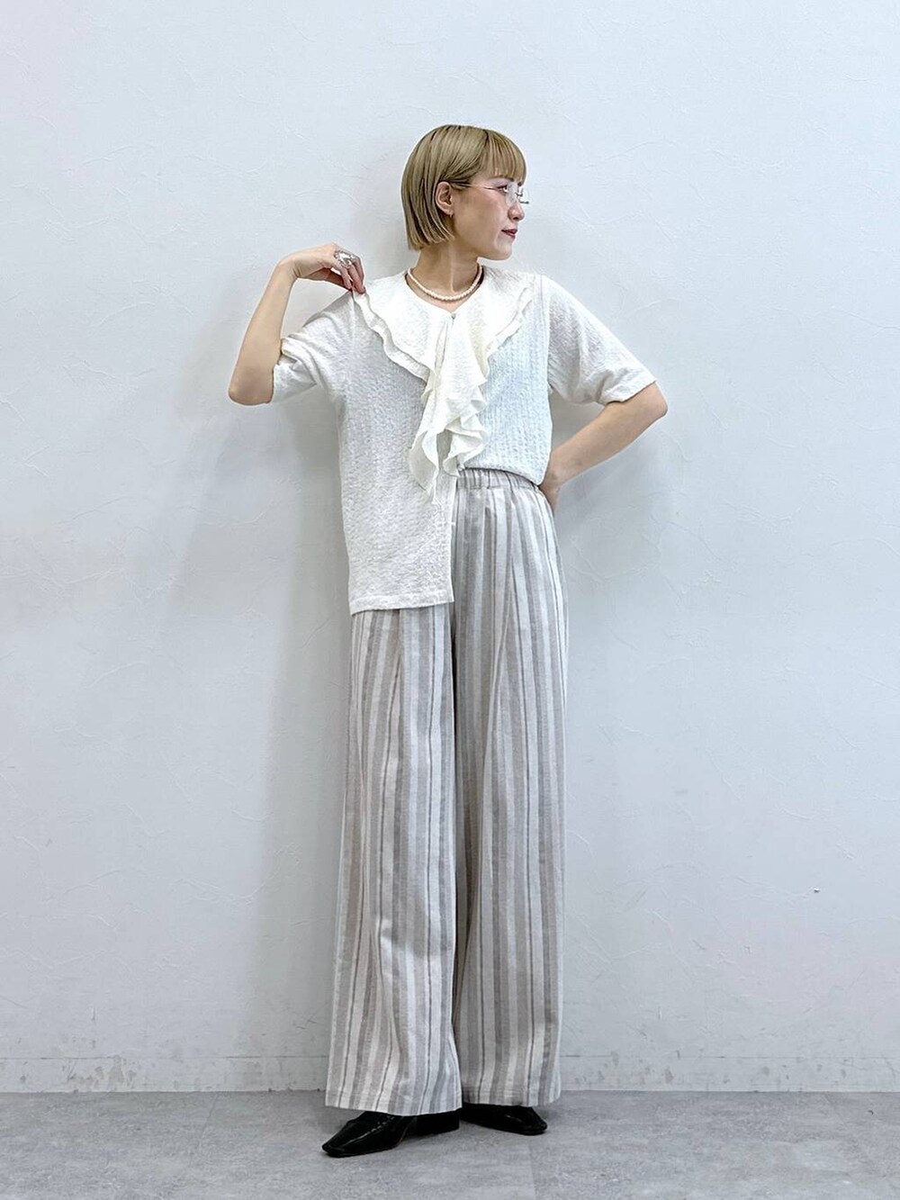 ホワイト系のシャツ/ブラウス、ベージュ系のその他パンツを着用したレディースの夏コーディネートの3枚目の写真