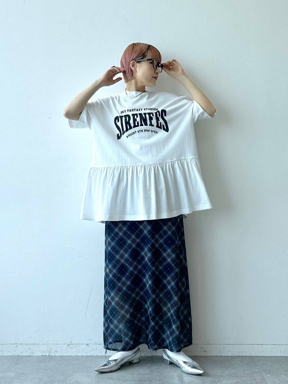 ブルー系のスカート、ホワイト系のTシャツ/カットソー、グレー系のメガネを着用したレディースの春コーディネートの4枚目の写真